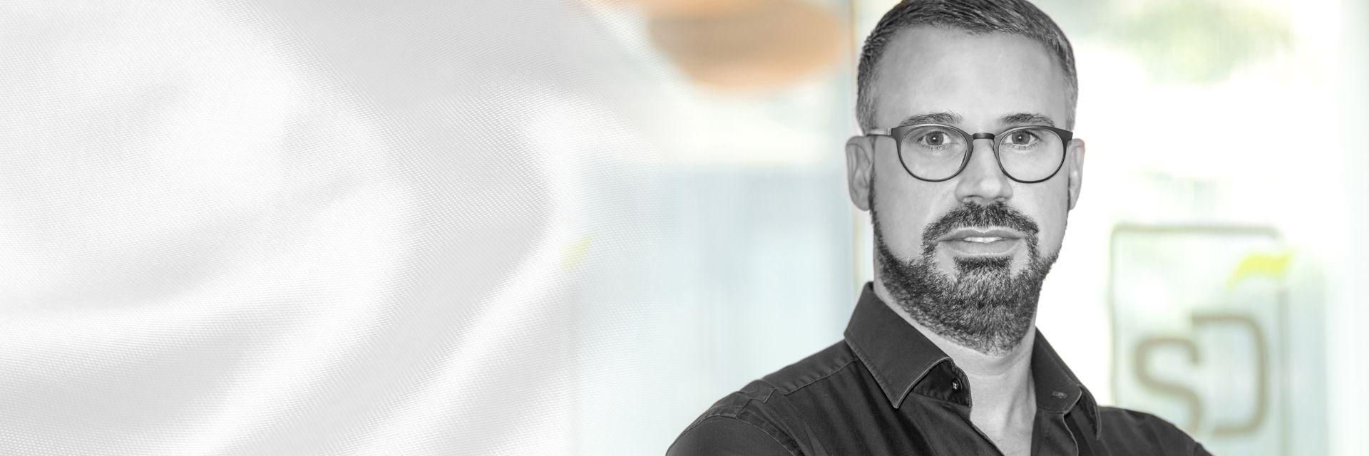 Zahnarzt Andreas Haas in seiner Zahnarztpraxis in Dreieich