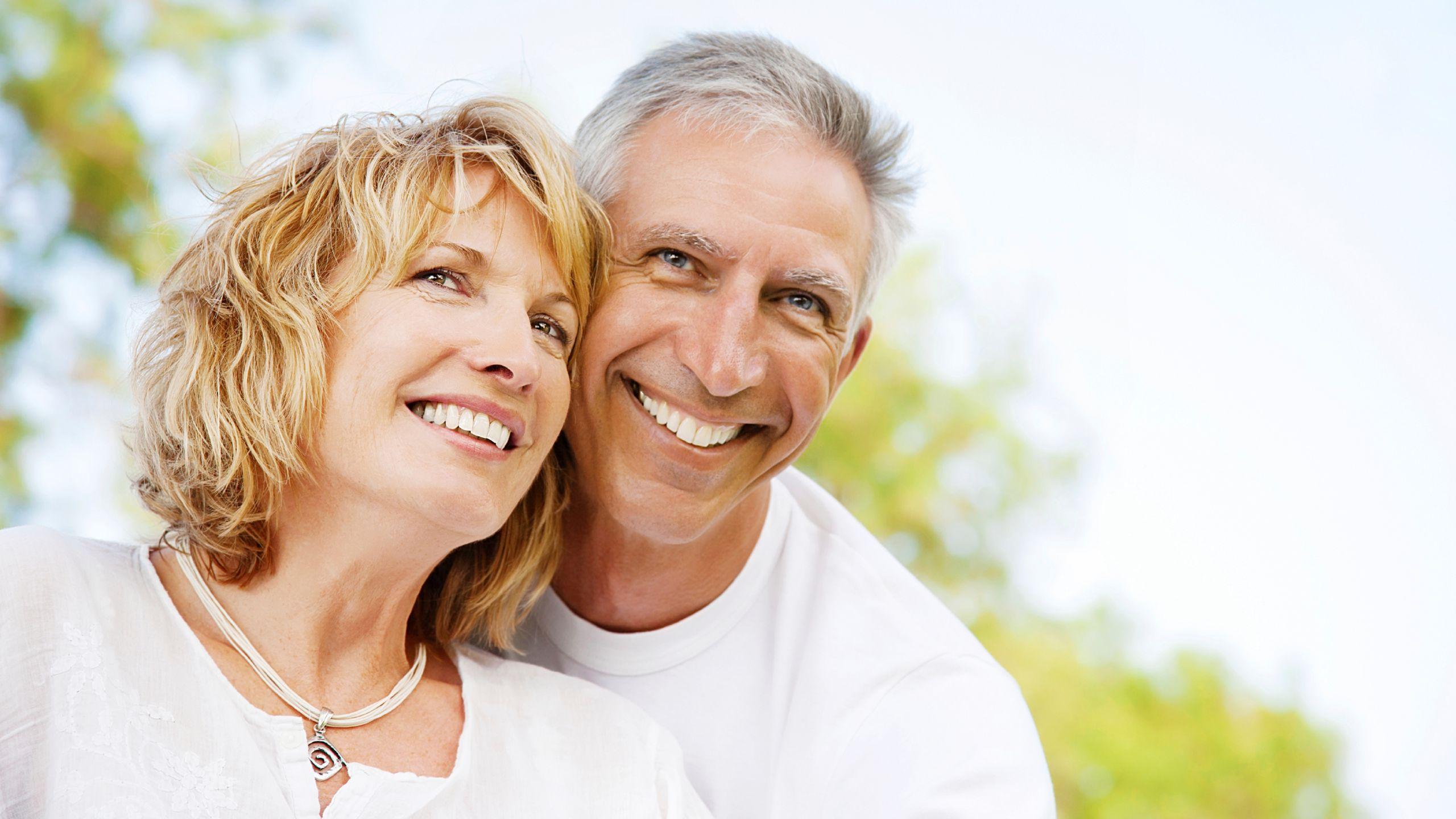 Ein Paar mittleren Alters fröhlich in der Natur.