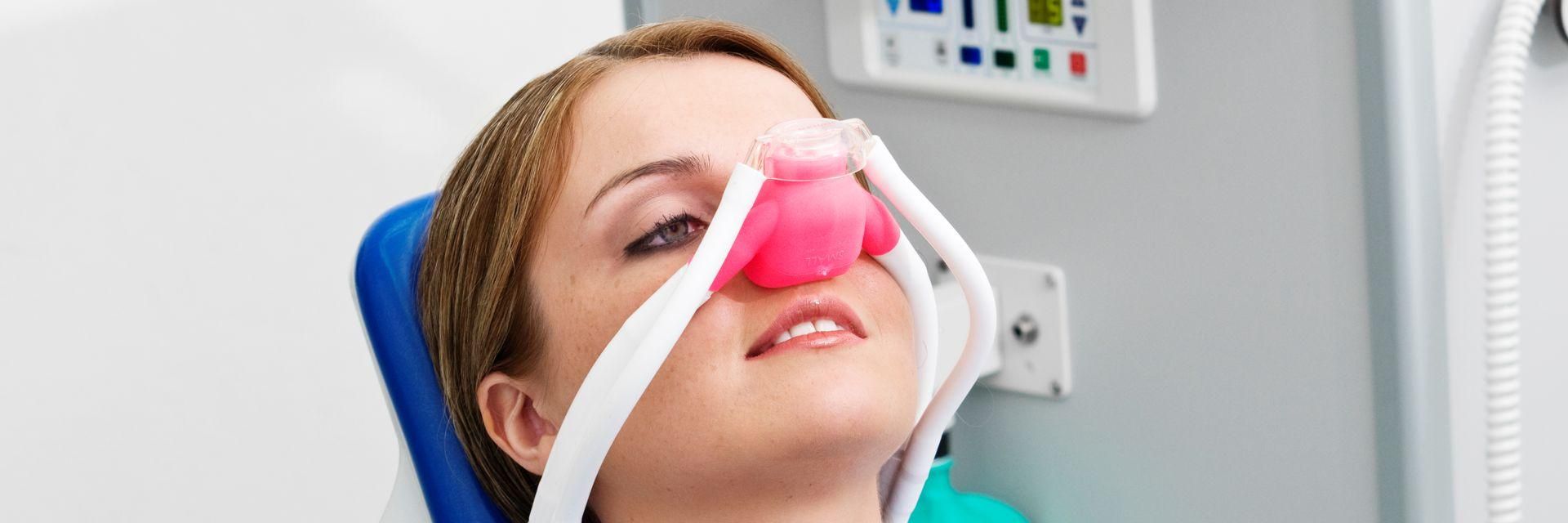 Eine Patientin mit einer Maske f&uuml;r die Angstlindernde Lachgassedierung 