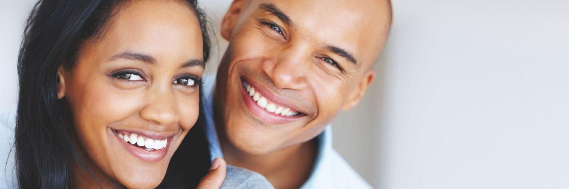 Ein freundlich lächelndes Pärchen mit dunkler Hautfarbe