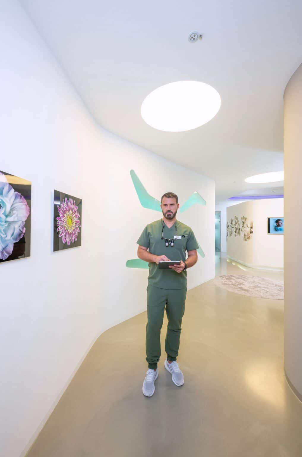 Frau beißt in einen grünen Apfel — kräftige, natürliche Zähne durch Zahnerhalt bei smileDentity