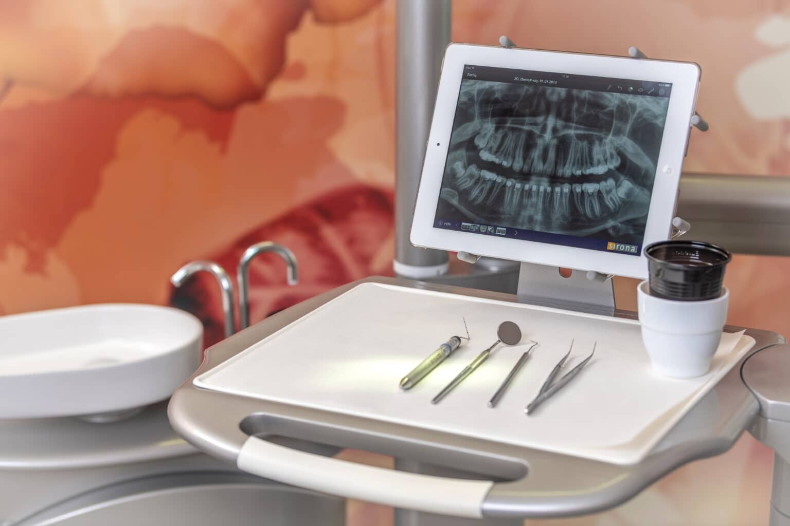 Patientin bei einer Vorsorgeuntersuchung in der Praxis smileDentity